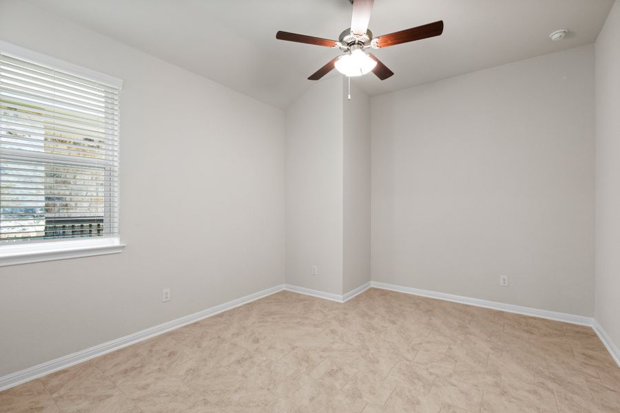 Spacious, unfurnished interior of a new home in Veranda, San Antonio (Image 8).