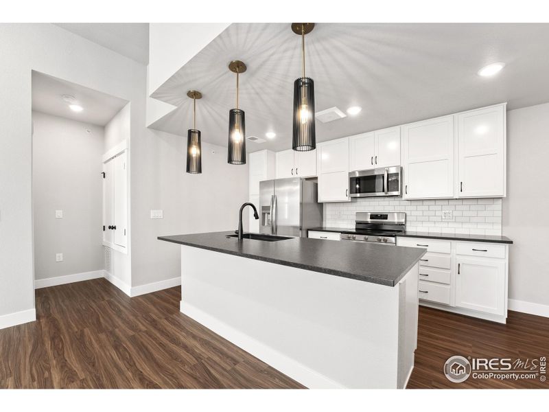 Large island for an eat-in kitchen