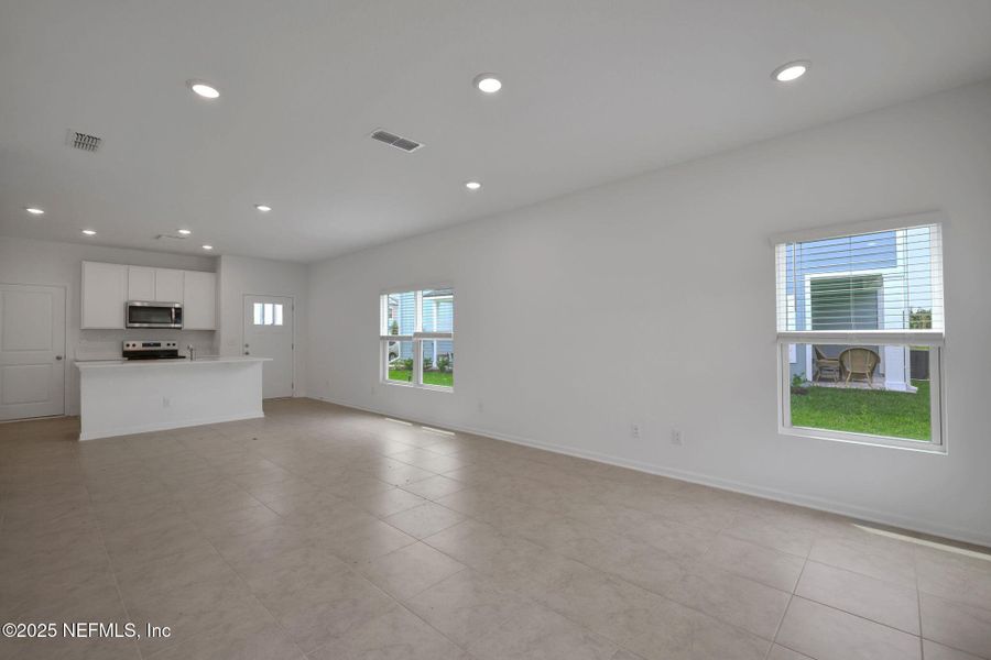 Spacious, unfurnished interior of a new home in , Middleburg (Image 13).