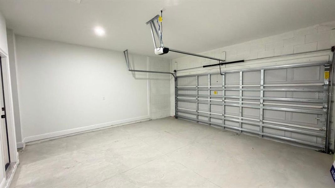 Spacious, unfurnished interior of a new home in , Citrus Springs (Image 20).