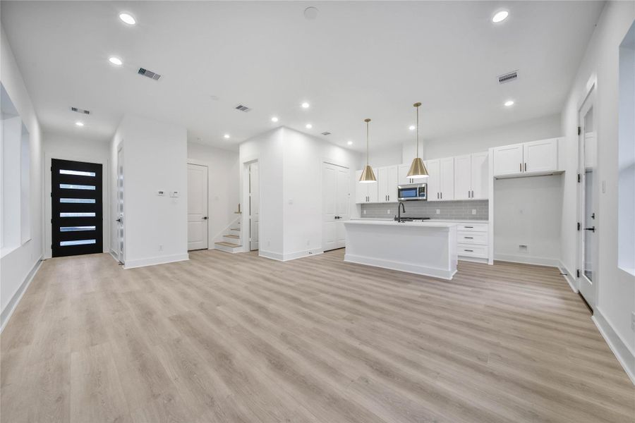 Spacious, unfurnished interior of a new home in , Houston (Image 30).
