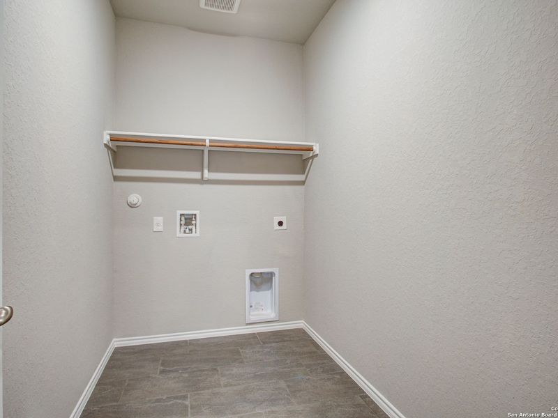 Spacious, unfurnished interior of a new home in Comanche Ridge, San Antonio (Image 18).