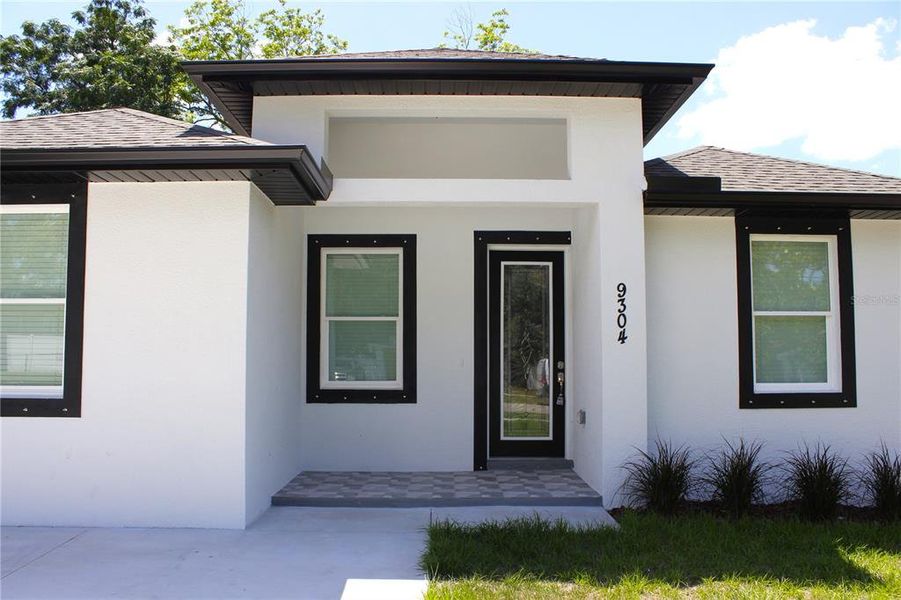 Exterior details and patio area of a home in , Tampa (Image 3).