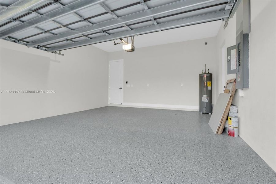 Spacious, unfurnished interior of a new home in , Lehigh Acres (Image 25).
