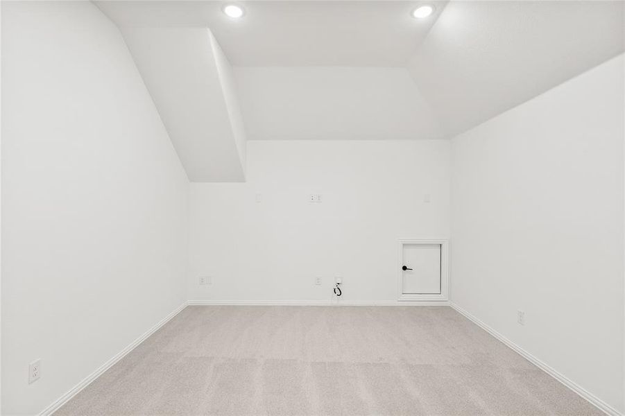 Spacious, unfurnished interior of a new home in Willow Wood, McKinney (Image 32).