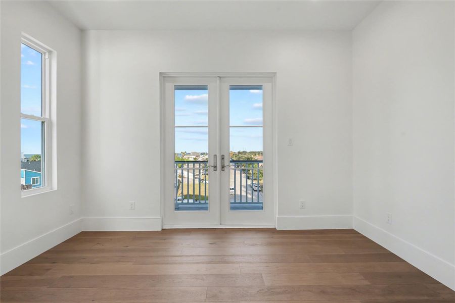 Spacious, unfurnished interior of a new home in , Galveston (Image 21).