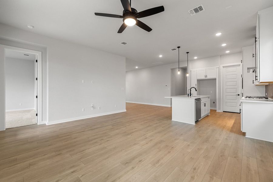 Spacious, unfurnished interior of a new home in Heritage, Dripping Springs (Image 39).