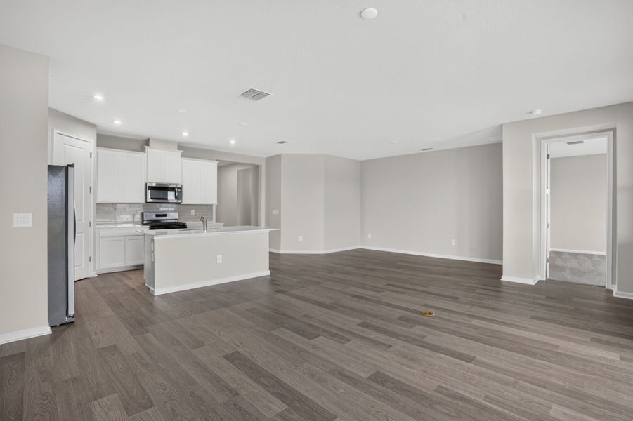 Spacious, unfurnished interior of a new home in Crosswind Ranch, Parrish (Image 7).