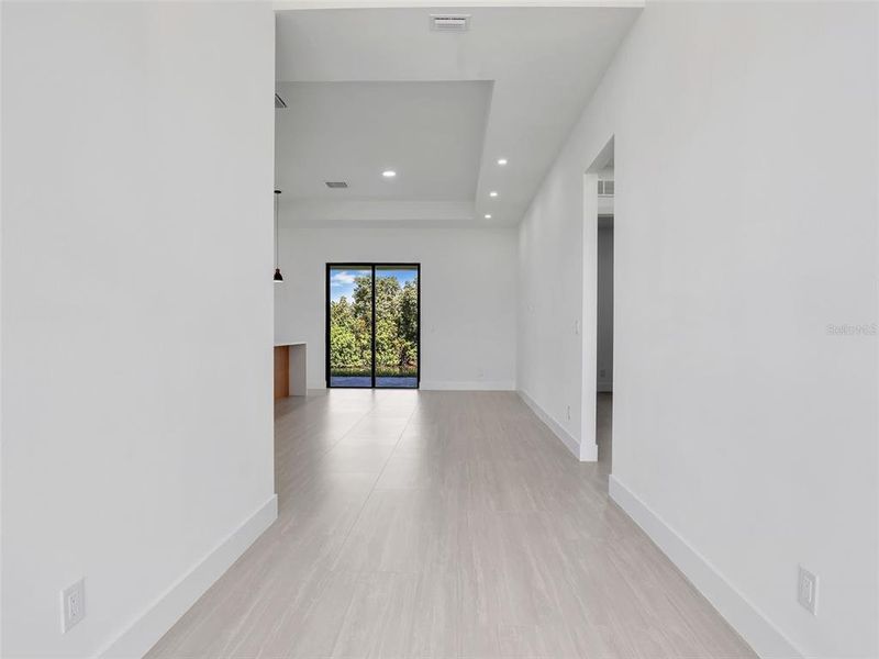 Spacious, unfurnished interior of a new home in , Cape Coral (Image 28).