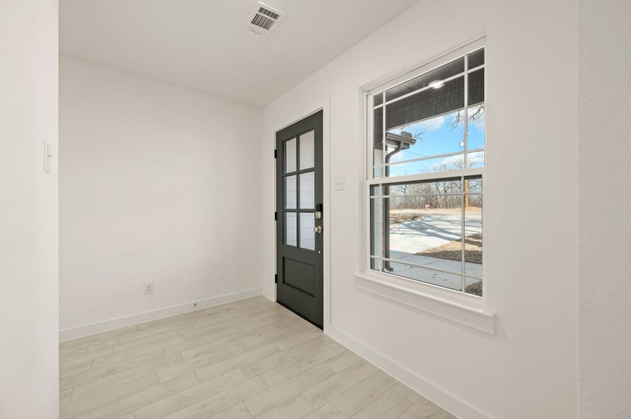 Spacious, unfurnished interior of a new home in Runaway Bay, Runaway Bay (Image 14).