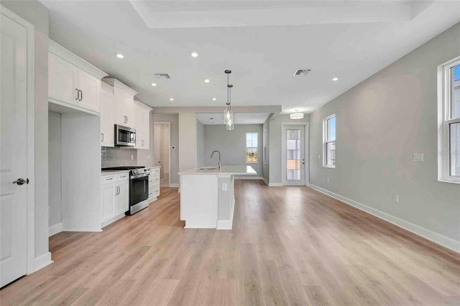 Spacious, unfurnished interior of a new home in Cresswind at Lake Harris, Tavares (Image 46).