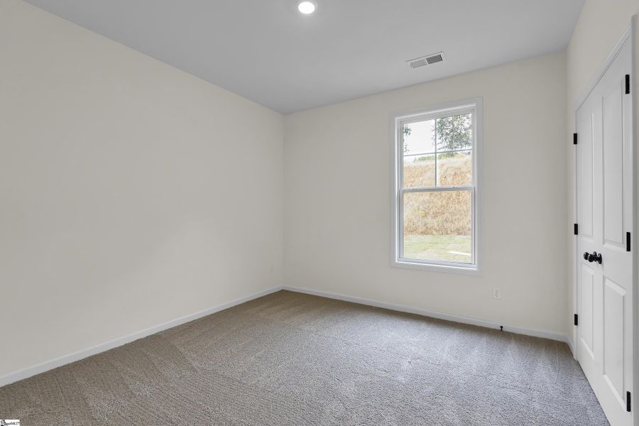 Spacious, unfurnished interior of a new home in Lynbrook, Boiling Springs (Image 23).