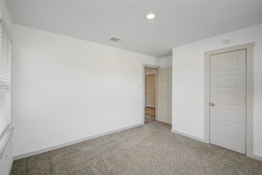 Spacious, unfurnished interior of a new home in , Rosharon (Image 25).