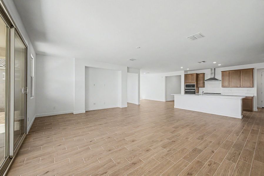Spacious, unfurnished interior of a new home in Miravida, Surprise (Image 9).