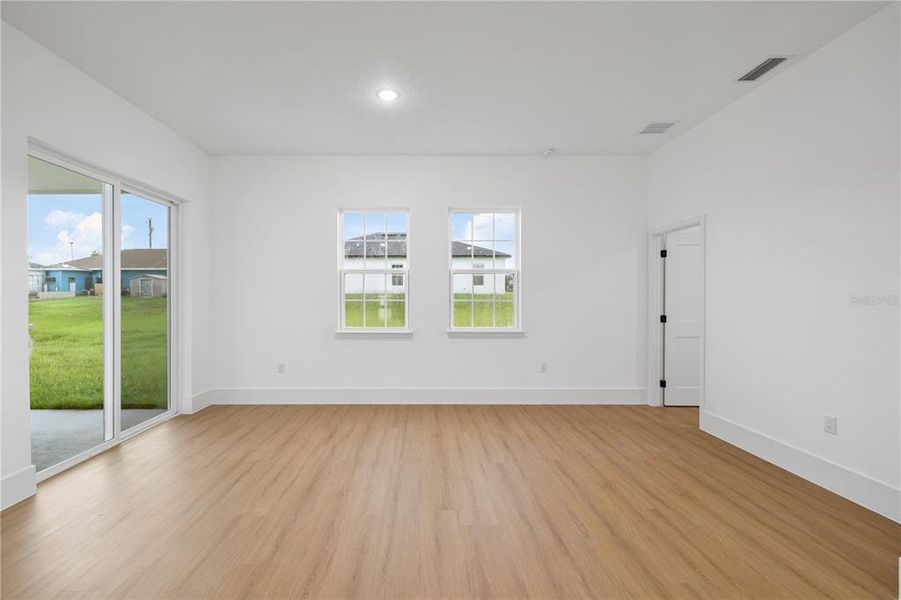 Spacious, unfurnished interior of a new home in , Ocala (Image 20).