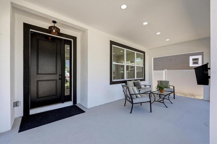 Exterior details and patio area of a home in , St. Petersburg (Image 30).