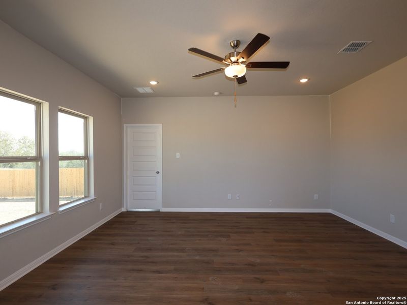 Spacious, unfurnished interior of a new home in Cinco Lakes, San Antonio (Image 23).