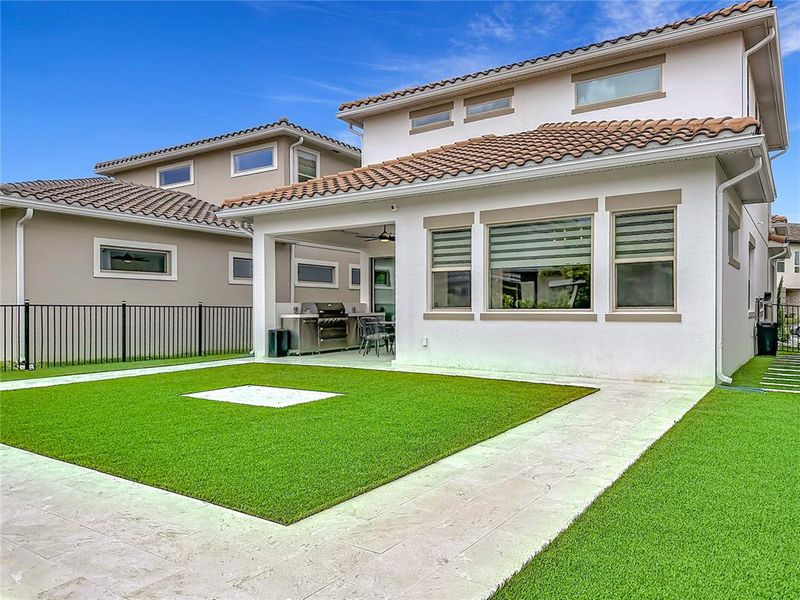 Exterior details and patio area of a home in , Orlando (Image 3).