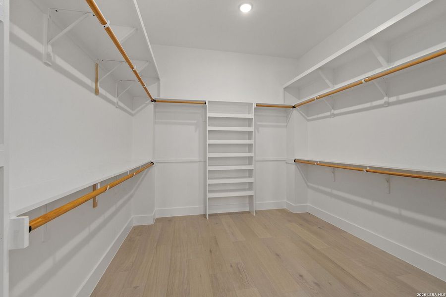 Spacious, unfurnished interior of a new home in , Bandera (Image 23).