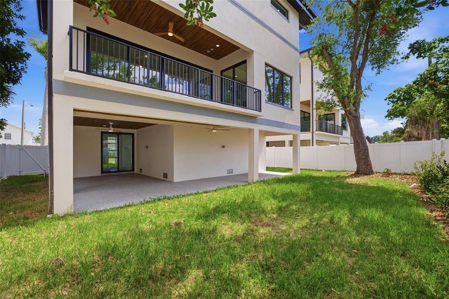 Exterior details and patio area of a home in , St. Petersburg (Image 24).