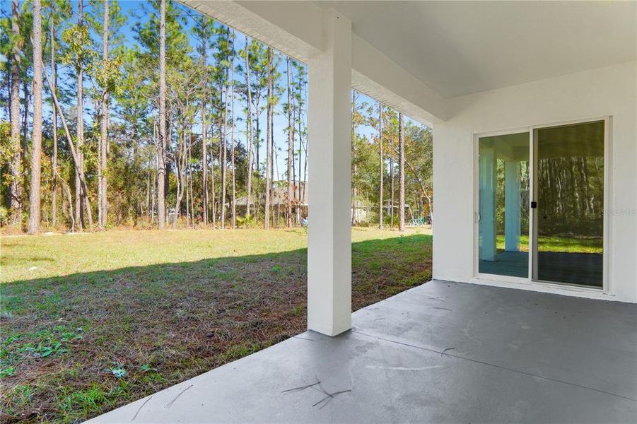 Exterior details and patio area of a home in , Dunnellon (Image 28).