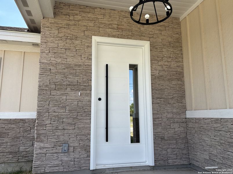 Exterior details and patio area of a home in , Uvalde (Image 2).
