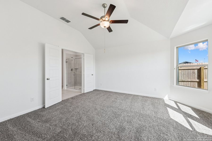 Spacious, unfurnished interior of a new home in Park Place, New Braunfels (Image 27).