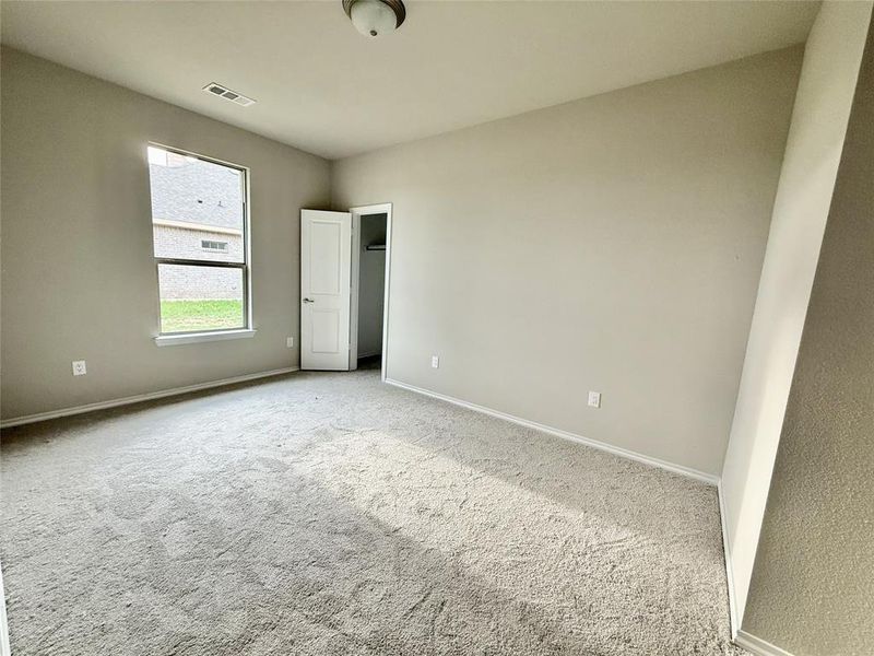 Spacious, unfurnished interior of a new home in , Gainesville (Image 7).
