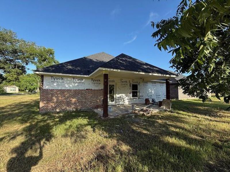 Exterior details and patio area of a home in , Angleton (Image 2).