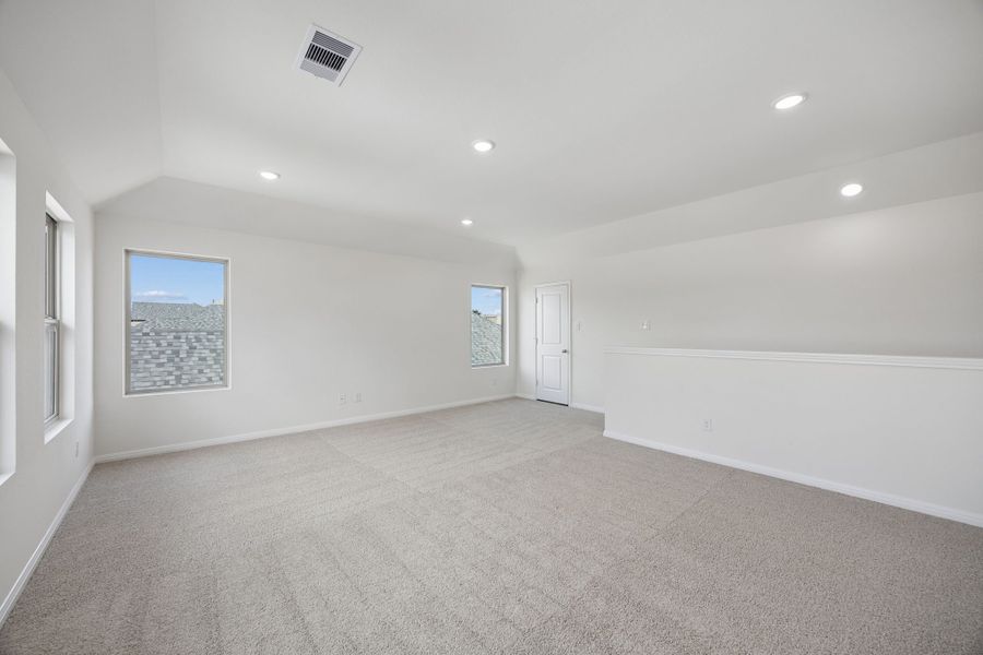 Spacious, unfurnished interior of a new home in Riviera Pines, Huffman (Image 27).