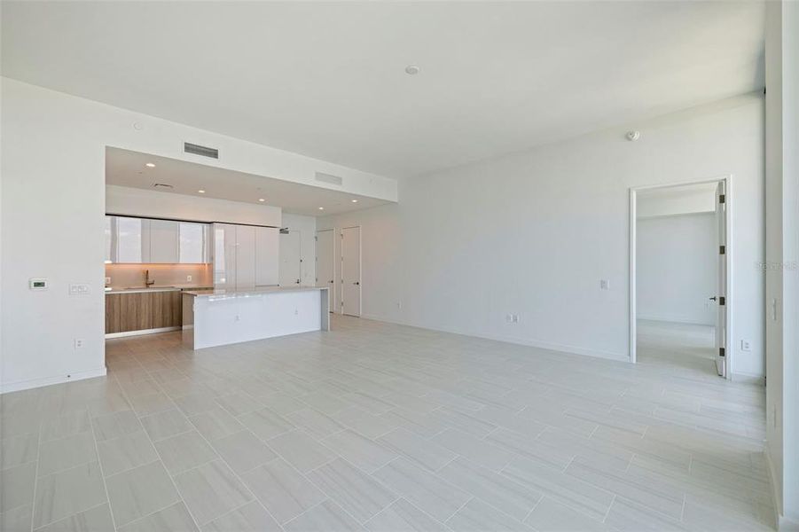 Spacious, unfurnished interior of a new home in , St. Petersburg (Image 28).