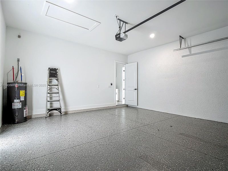 Spacious, unfurnished interior of a new home in , Lehigh Acres (Image 29).