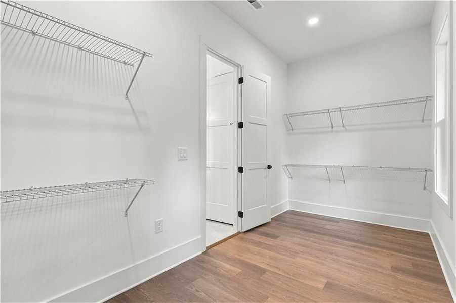 Spacious, unfurnished interior of a new home in , Jasper (Image 20).