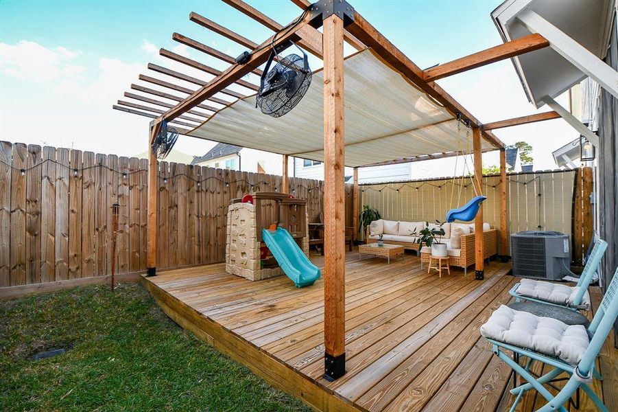 The back yard with a pergola with shade is ideal for relaxing and entertaining