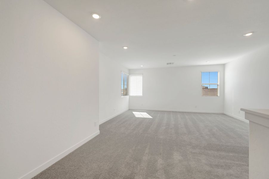 Spacious, unfurnished interior of a new home in Terraza, San Tan Valley (Image 27).
