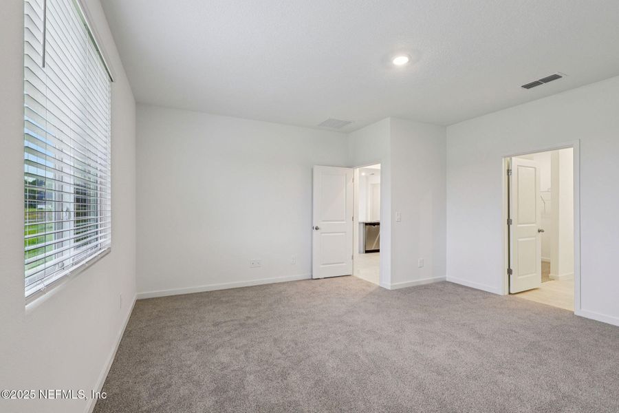 Spacious, unfurnished interior of a new home in Azalea Creek, Jacksonville (Image 35).