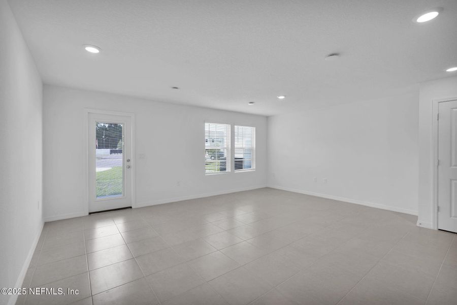 Spacious, unfurnished interior of a new home in Normandy Pines, Jacksonville (Image 13).