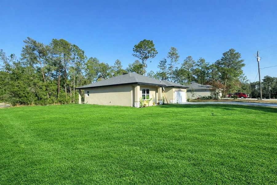 Exterior details and patio area of a home in , Ocala (Image 4).