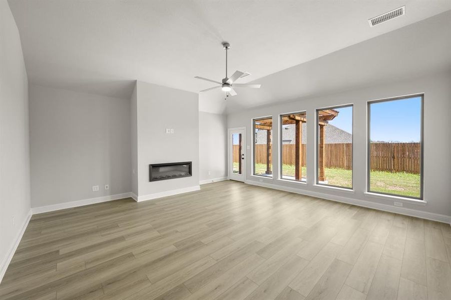 Spacious, unfurnished interior of a new home in The Retreat - Phase 1, Waxahachie (Image 23).