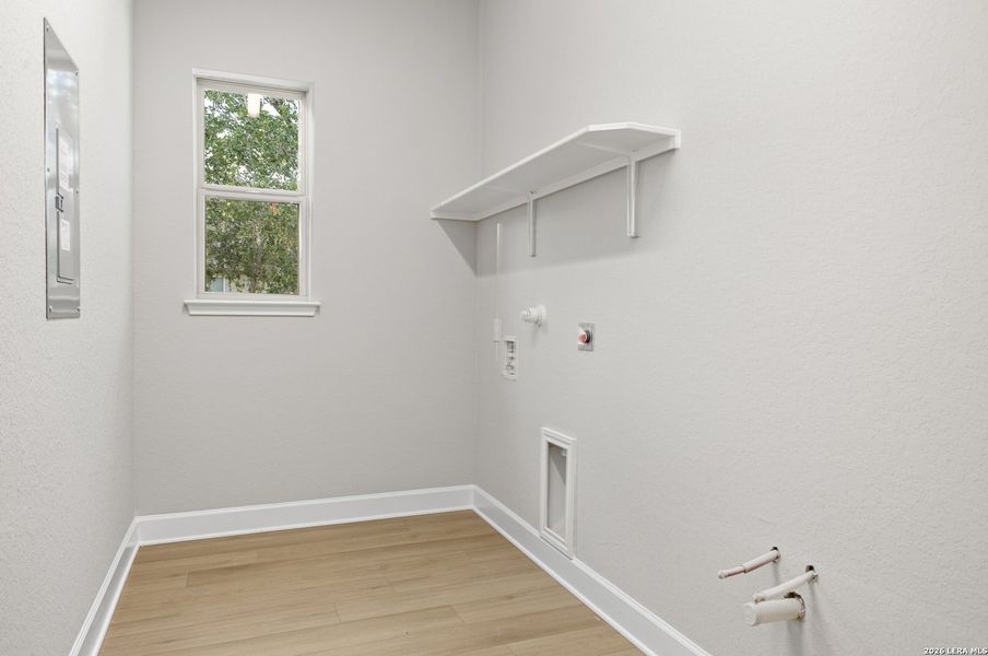 Spacious, unfurnished interior of a new home in Potranco Acres, Castroville (Image 12).