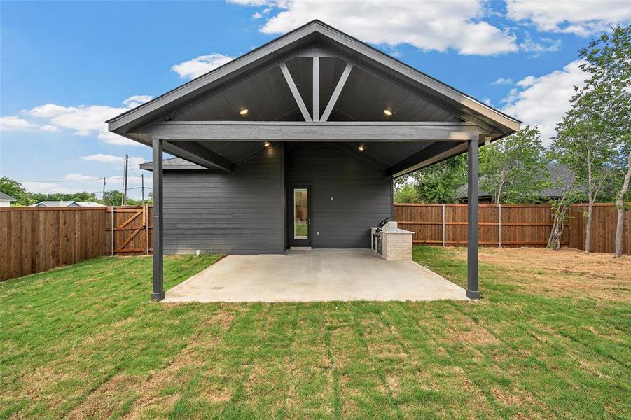Exterior details and patio area of a home in , Hillsboro (Image 21).