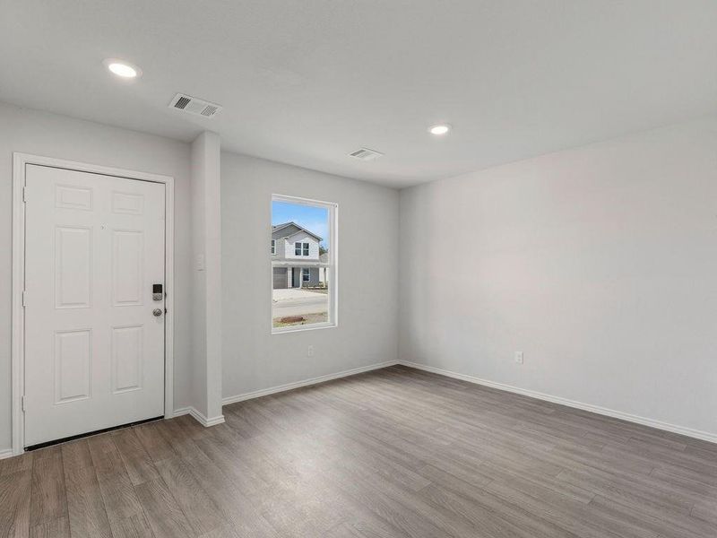 Spacious, unfurnished interior of a new home in Shirey Forest - Branches, Lufkin (Image 13).