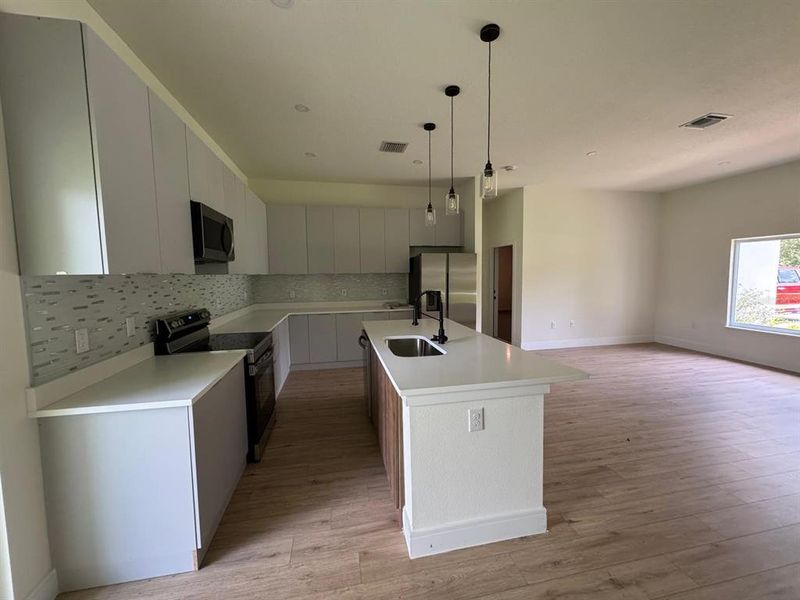 Spacious, unfurnished interior of a new home in , Port Charlotte (Image 8).