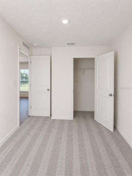 Spacious, unfurnished interior of a new home in Eagle Hammock, Eagle Lake (Image 30).