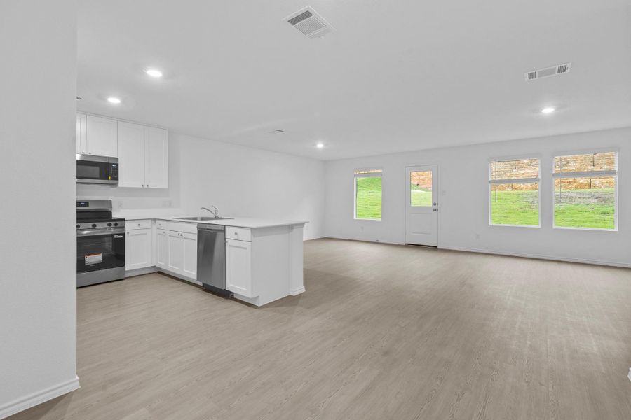 Spacious, unfurnished interior of a new home in Clayton Ranch, Copperas Cove (Image 22).