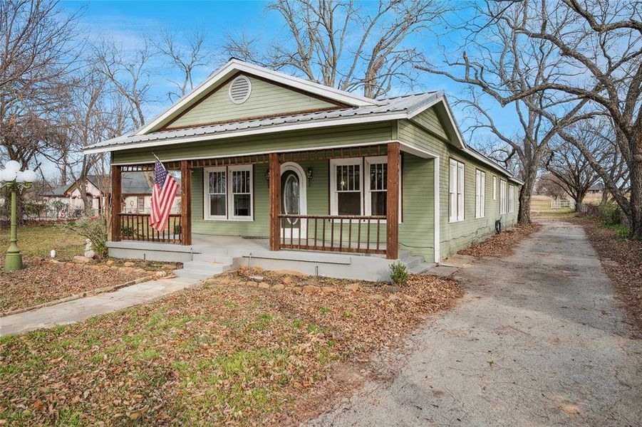 Exterior details and patio area of a home in , Weatherford (Image 2). Exterior details and patio area of a home in , Weatherford (Image 2).
