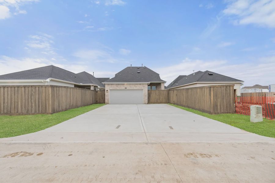 Representative exterior details of a home built from the St Andrews by Chesmar Homes in Riceland Alley Loads, Mont Belvieu (Image 39).