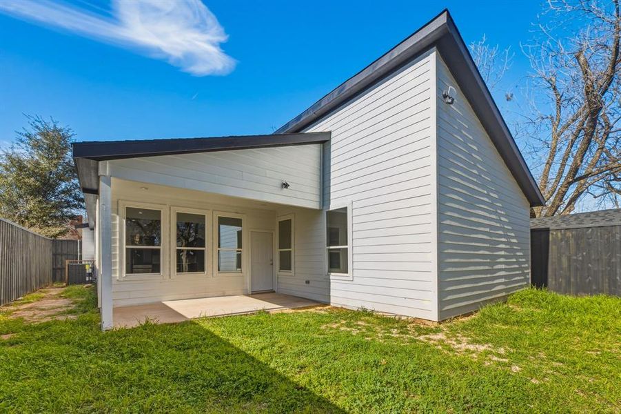 Exterior details and patio area of a home in , Dallas (Image 22).