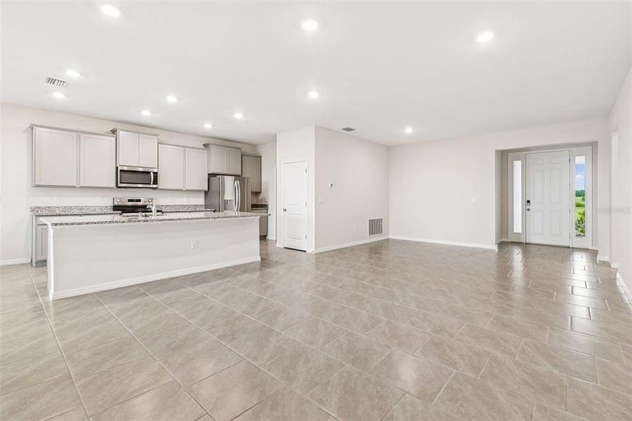 Spacious, unfurnished interior of a new home in Mirada, San Antonio (Image 15).