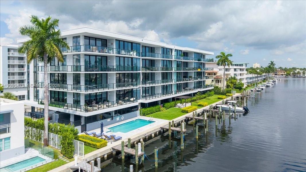 Condo located in Fort Lauderdale, FL showcasing its design and architecture (Image 4).